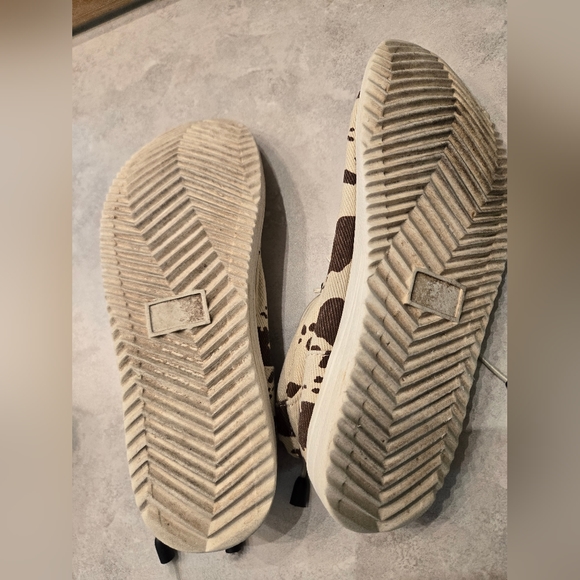 Very cute Outwoods cow print canvas shoes. Great condition. Size 6 or 6 1/2 - Picture 5 of 5
